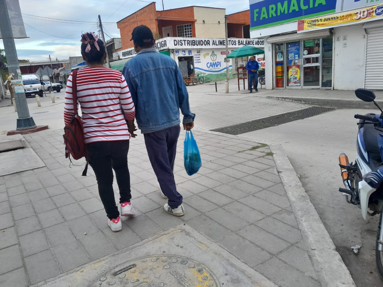 Las actividades escolares, comerciales y otras se mantienen a pesar del frío, y Protección Civil recomienda tomar precauciones