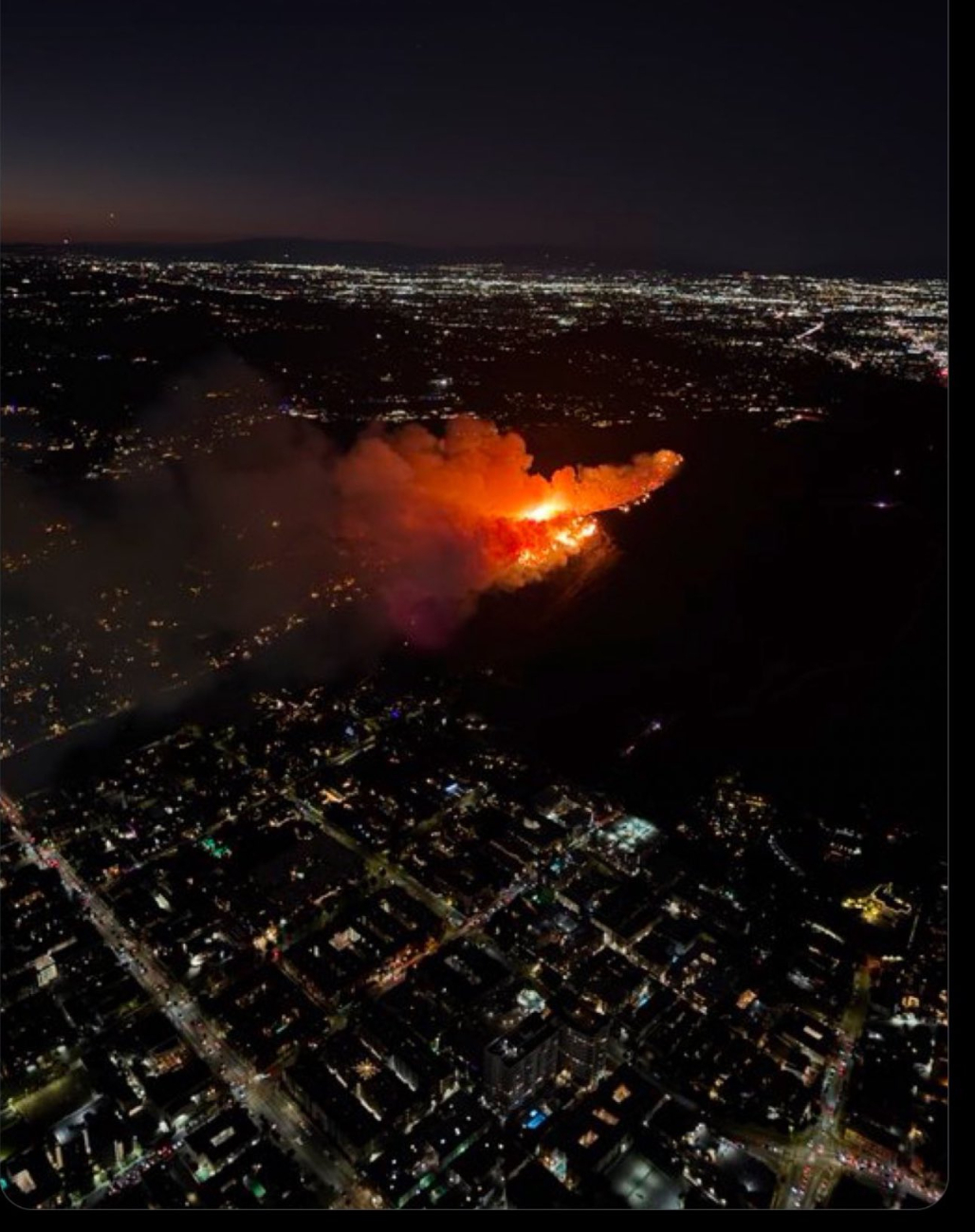 Nuevo incendio en Los Ángeles azota a Hollywood Hills.