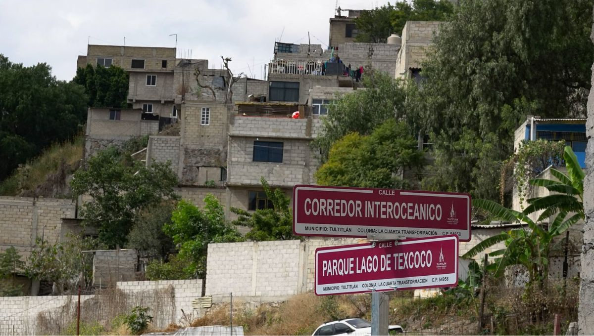 Policías municipales arribaron al lugar para detener la remoción de los letreros, lo que generó un enfrentamiento con los manifestantes