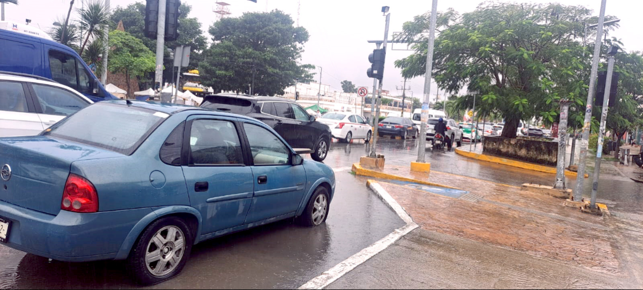 Las lluvias afectan a la población para trasladarse en las vialidades, perjudicando a los visitantes y trabajadores