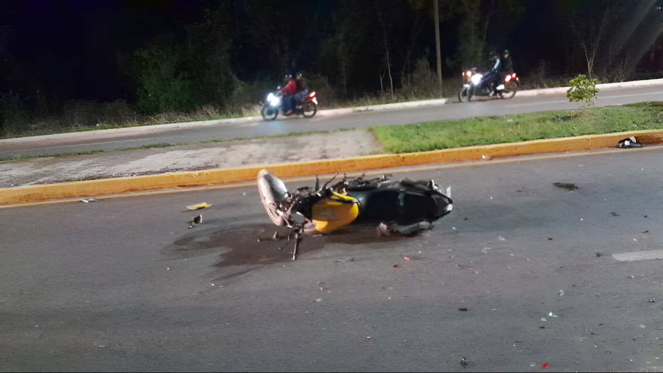 Un motociclista resultó gravemente herido tras impactarse contra un vehículo que se dio a la fuga