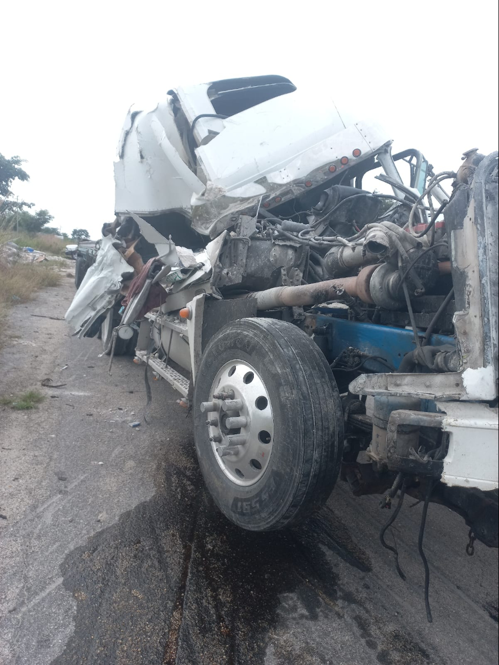 Conductor dormitó y perdió el control, chocando contra un paradero de autobuses