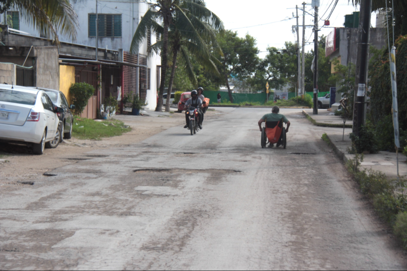 Debido a la mala calidad de banquetas, personas en silla de ruedas y bastón han sufrido caídas o prefieren ir por las calles