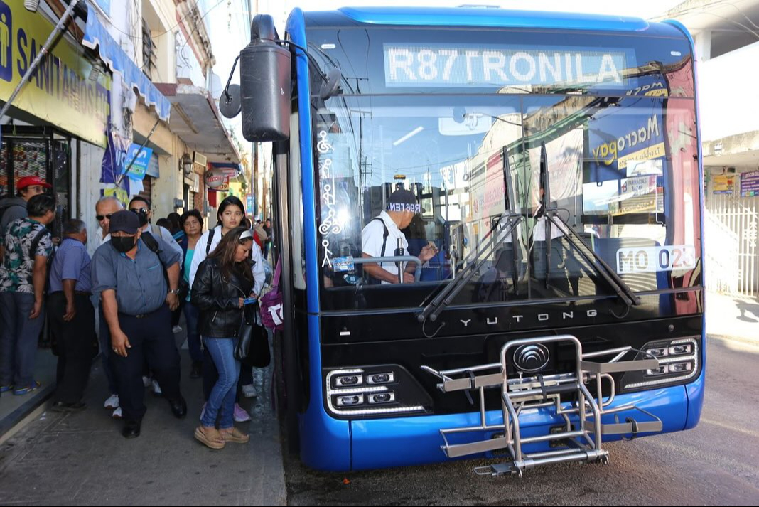 Anuncian reubicación permanente de paraderos  de 15 rutas de combis y camiones en el Centro de Mérida 