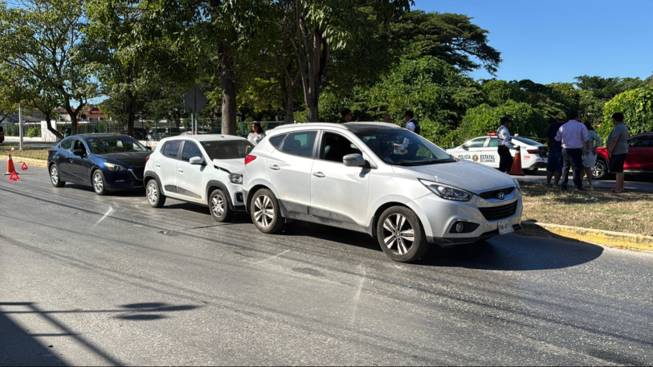 Conductor imprudente provoca carambola en la Avenida Casa de Justicia, Campeche