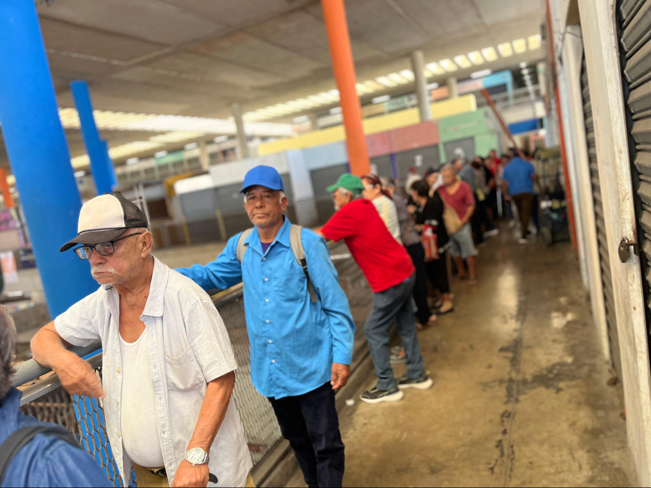 Este jueves, cientos de adultos mayores acuden a los módulos dispuestos por la ATY en el Centro de Mérida, para realizar el canje de la tarjeta Va y Ven