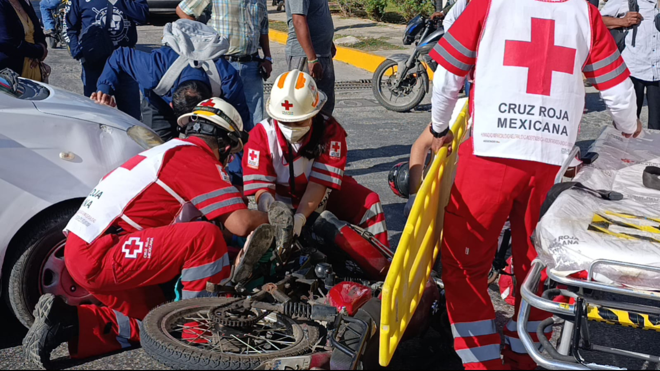 La afectada quedó debajo del auto compacto y fue rescatada por ciudadanos, agentes estatales y paramédicos