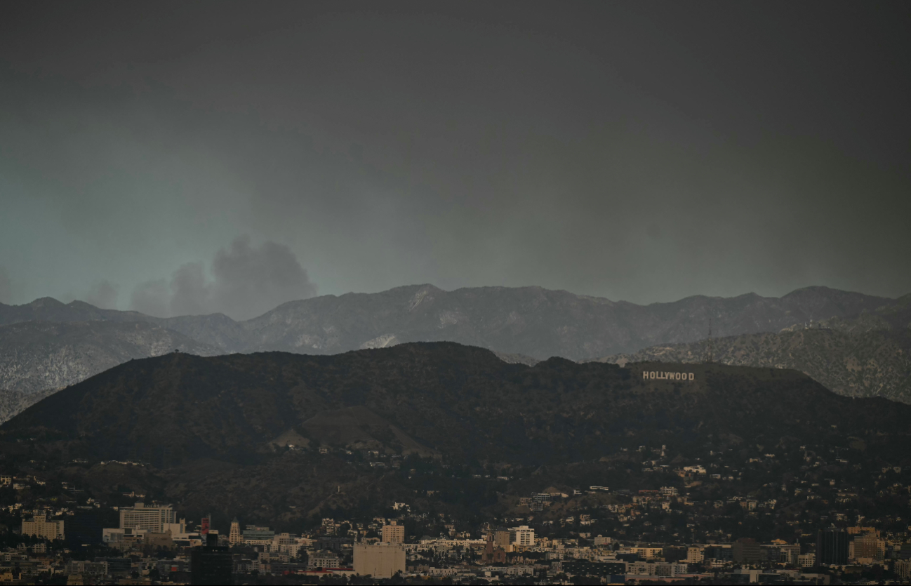 Incendio en California en vivo: Las llamas avanzan sin control en los suburbios de Los Ángeles