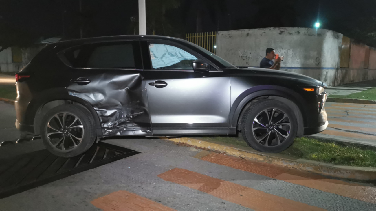 La conductora de una camioneta Mazda fue impactada y proyectada contra el camellón central