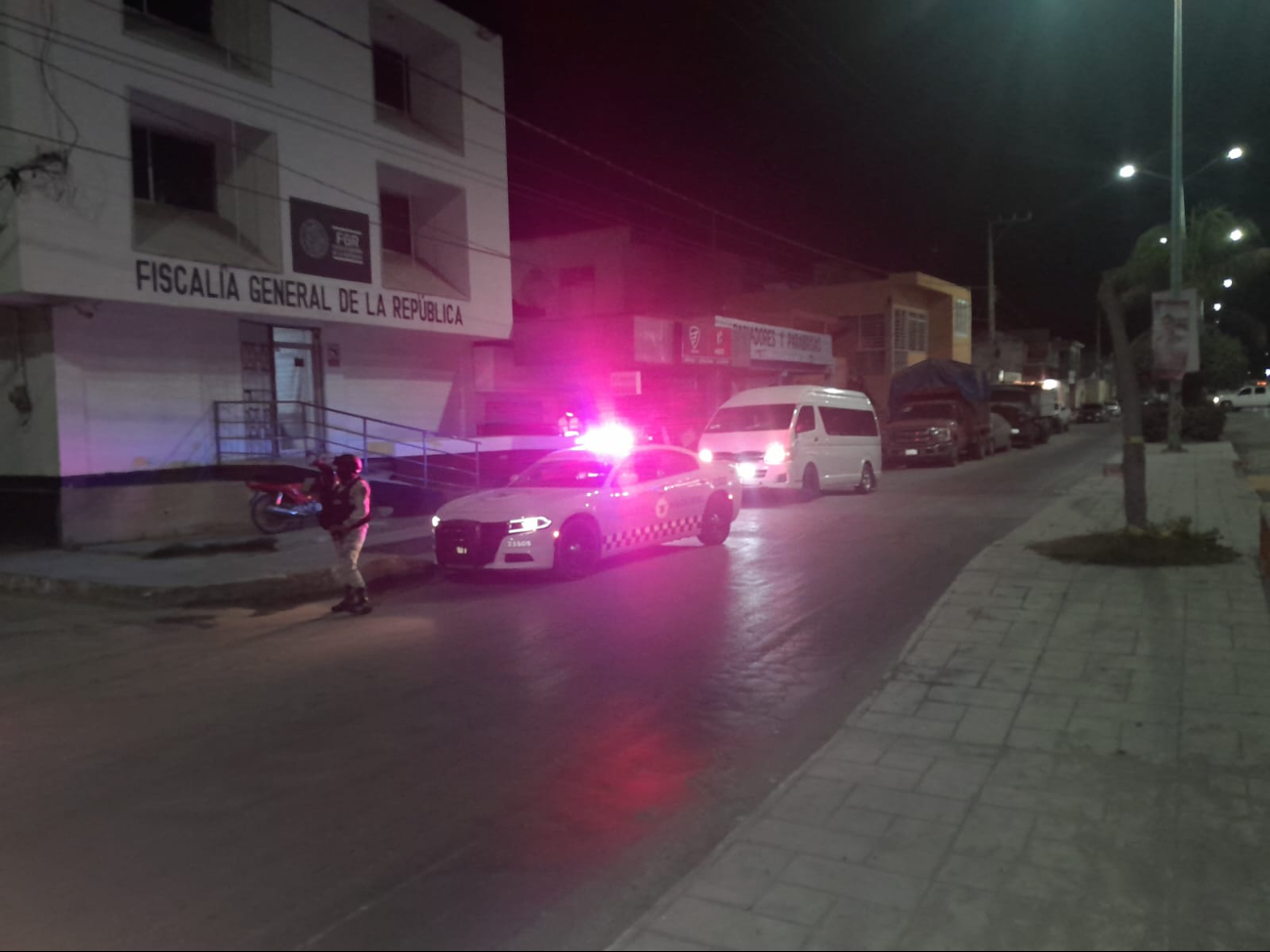 Aseguran a migrantes en la vía Escárcega-Chetumal; hay un detenido