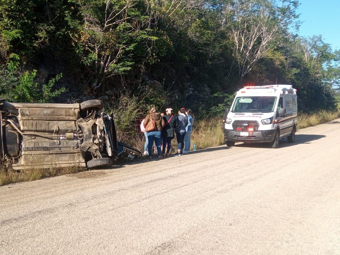 Vuelcan maestras en la autopista Hecelchakán-Bolonchén de Rejón; hay dos lesionadas 