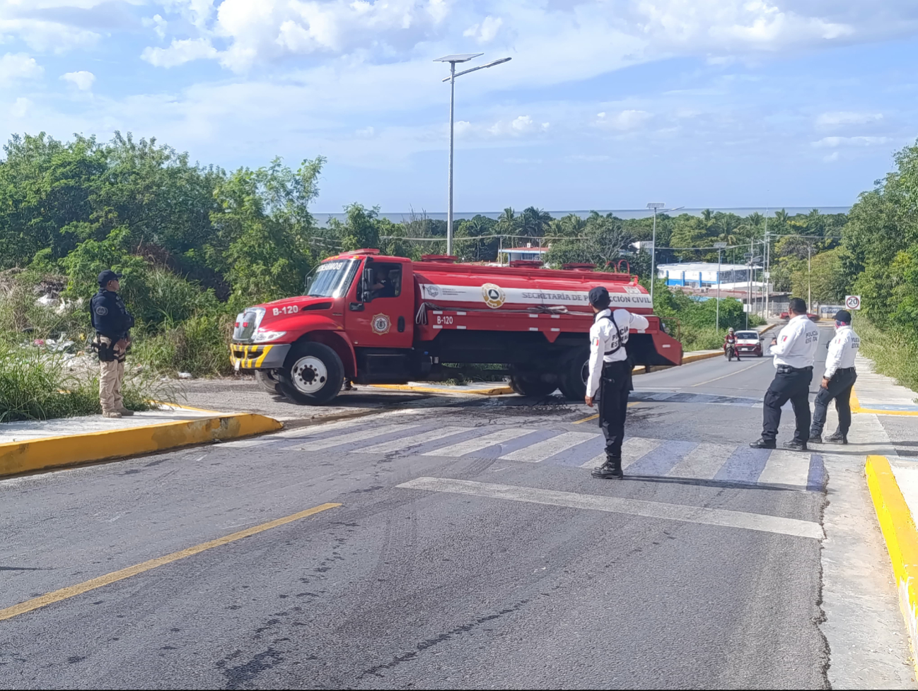 15 elementos dirigieron el tráfico, evitaron accidentes y llamaron a los Bomberos de Campeche