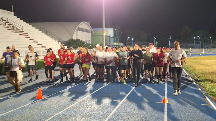 Durante los festejos el Gobernador recorrió 800 metros de la pista de tartán