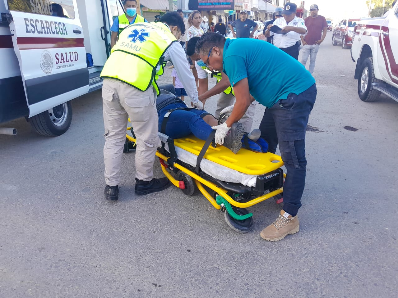 Mujer resulta lesionada al ser arrollada motocicleta por camioneta