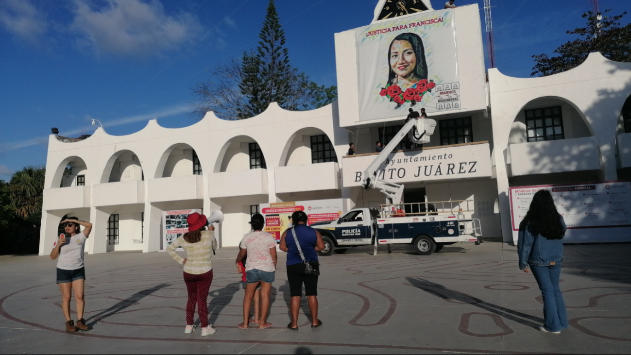 Tras manifestación lona conmemorativa de Francisca se queda en el Palacio Municipal