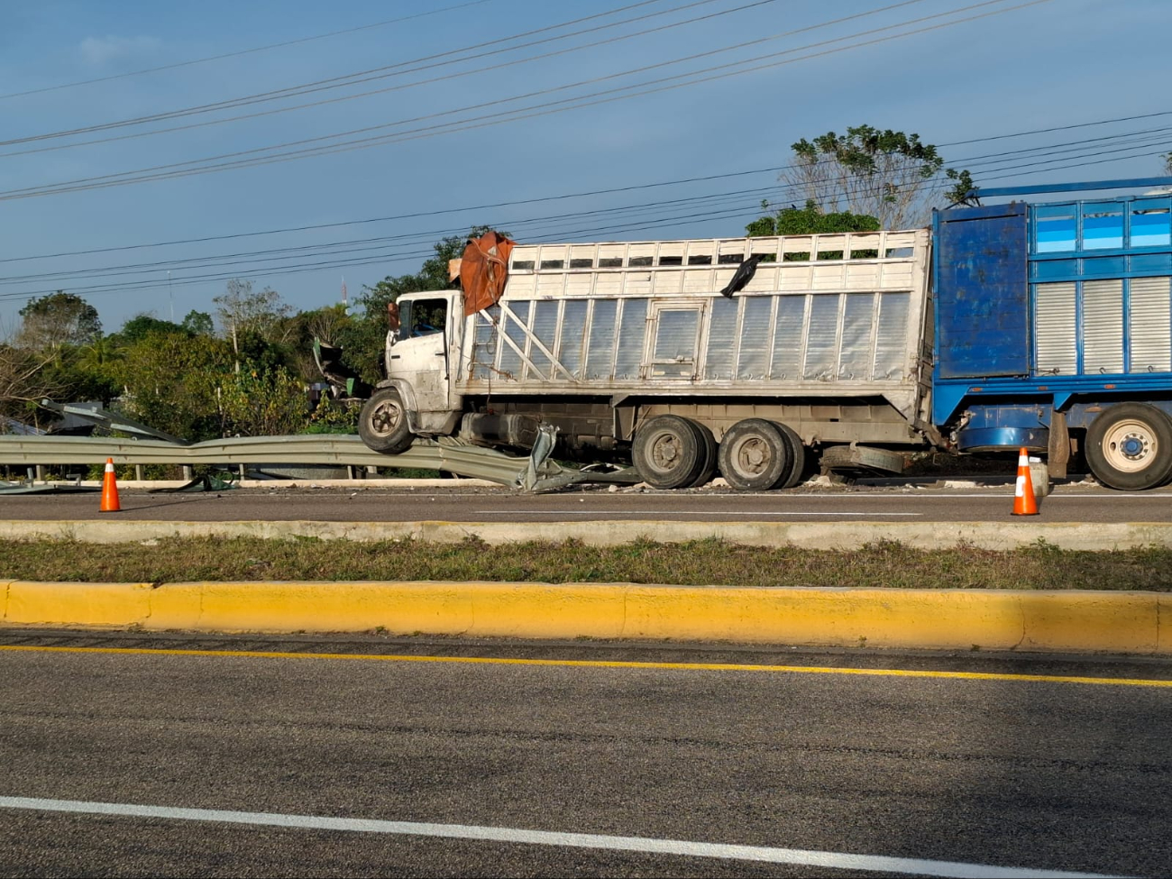 Un camión que transportaba pollinaza sufrió un accidente en Hecelchakán