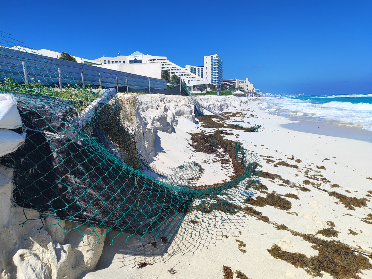 Erosión costera daña corral de tortugas en Cancún