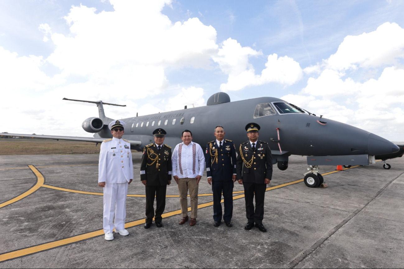 Joaquín Díaz Mena preside homenaje en Mérida por el 110 aniversario de la Fuerza Aérea Mexicana  