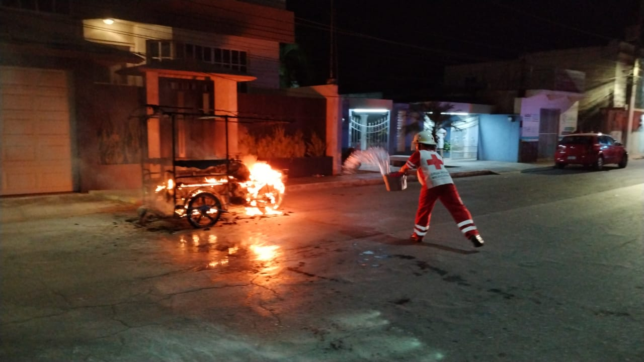 Mototaxi queda en cenizas tras incendiarse en  Calkiní por un corto circuito