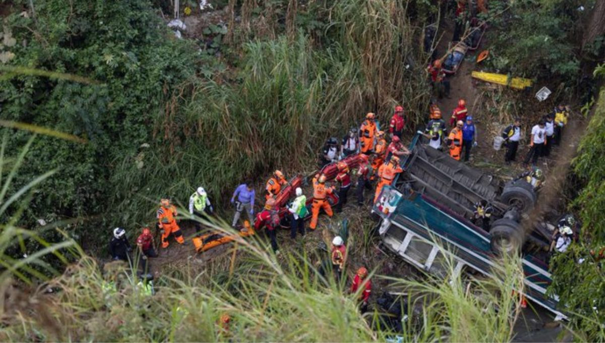 El rescate ha sido complicado debido a que el autobús cayó en un río contaminado con aguas residuales