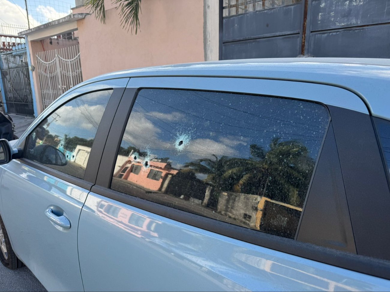 El vehículo recibió los impactos en las ventanas, mientras que en la vivienda en las rejas de la entrada