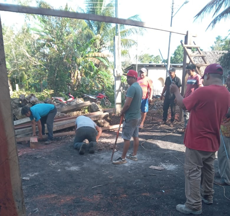 Habitantes llegaron con herramientas y madera para construir desde cero el nuevo hogar