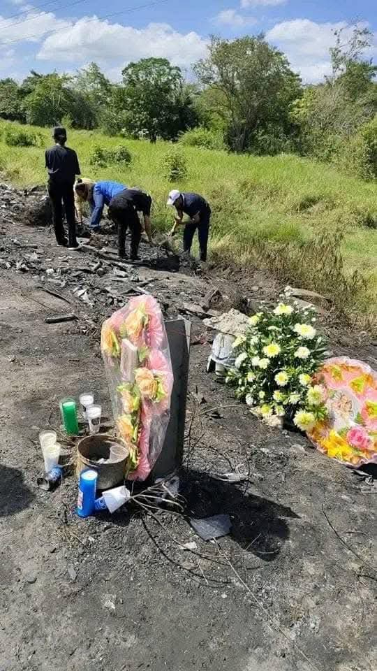 Los habitantes de las zonas aledañas se sumaron a este homenaje, y también llegaron al lugar a realizar oraciones por las víctimas