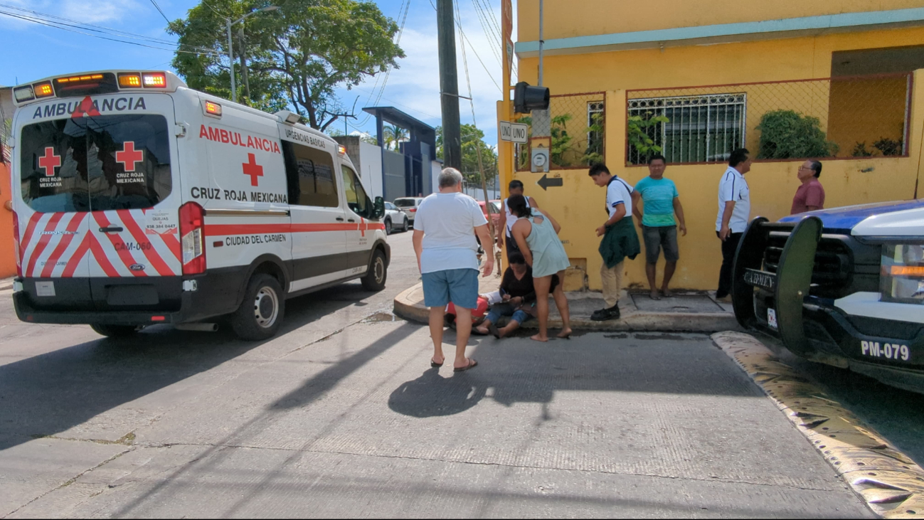 Mujer lesionada, atendida por paramédicos