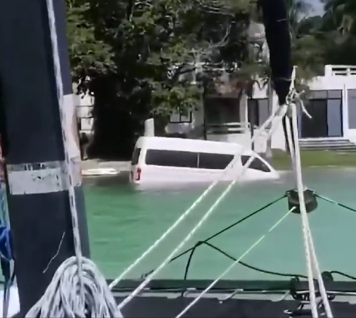 Una van cayó en la Laguna de los Siete Colores