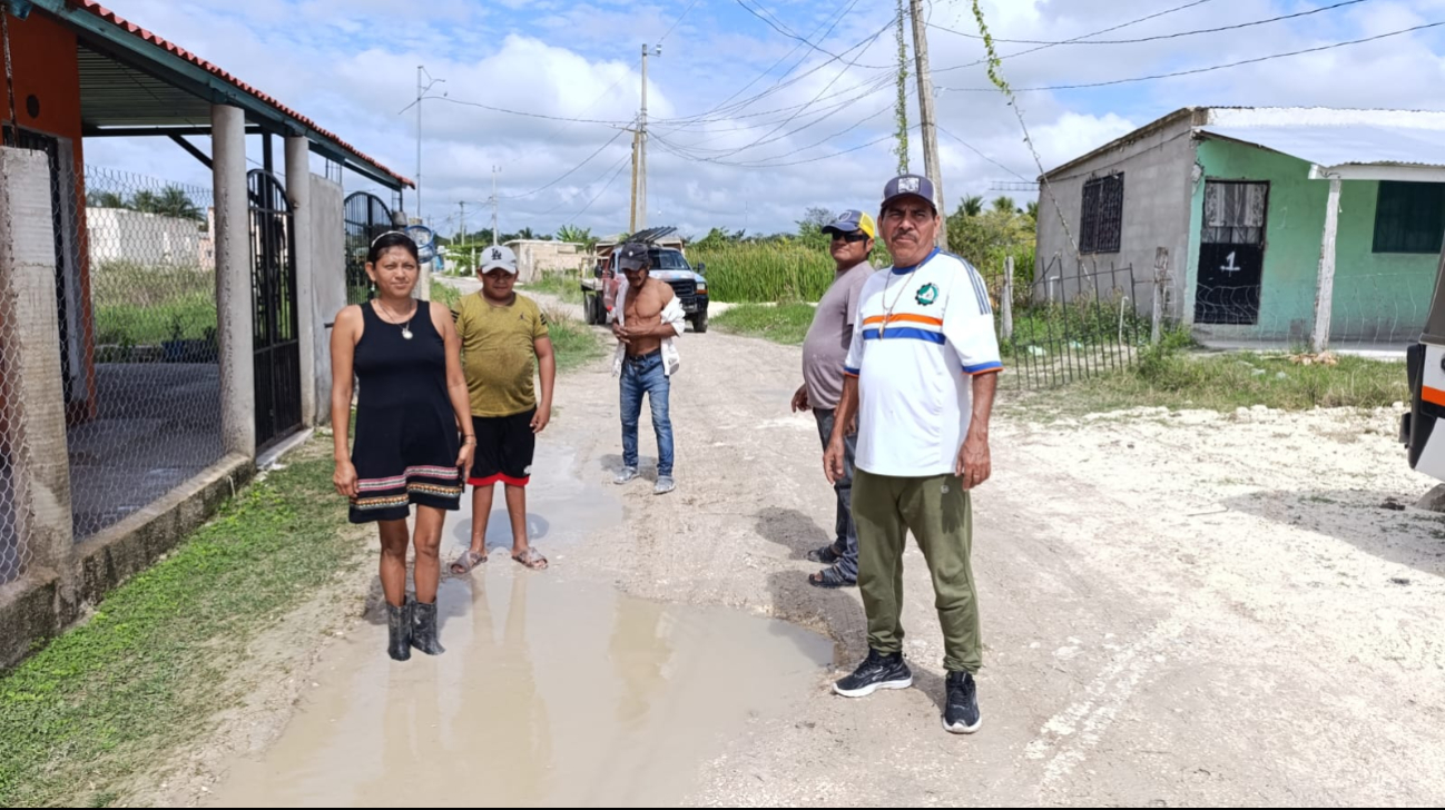 Calles son intransitables por lodazal