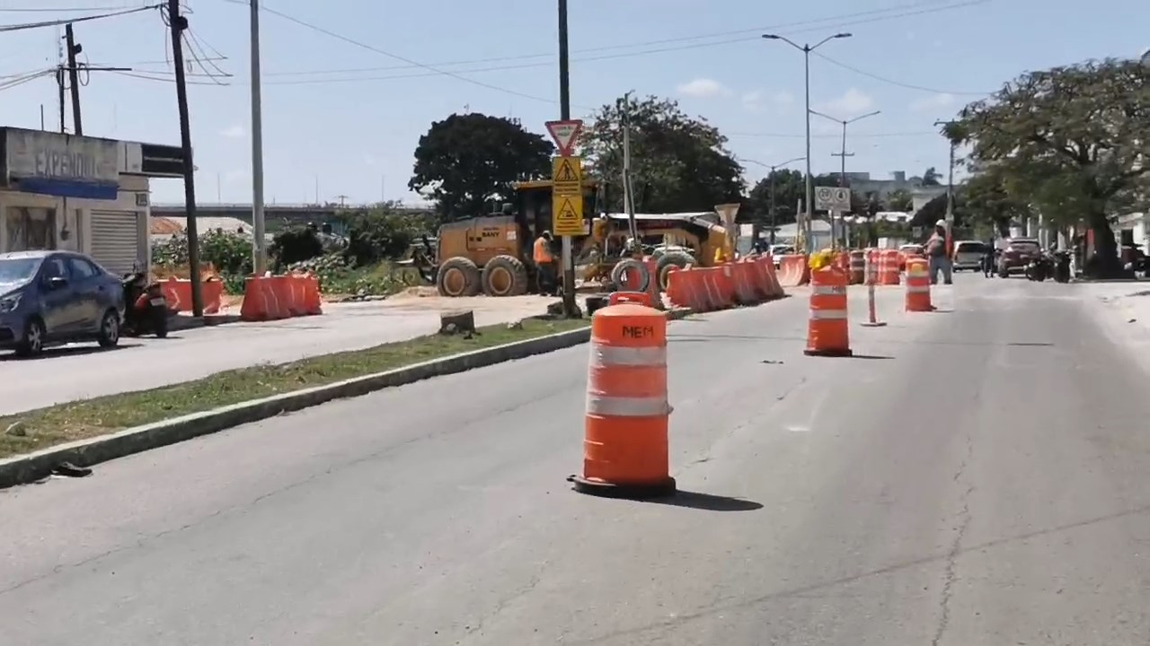 Caos vial en la avenida Cuauhtémoc; un carril cerrado y otro habilitado en doble sentido