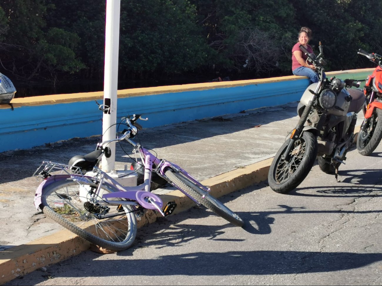 Ciclista accidentada en la Caleta.