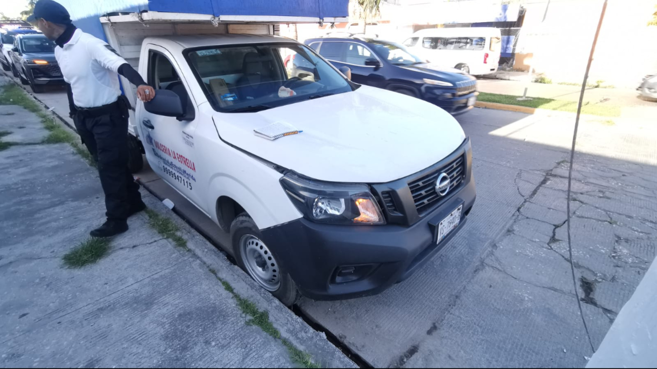 Dos jóvenes en motocicleta son impactados de frente por una camioneta en Ciudad del Carmen