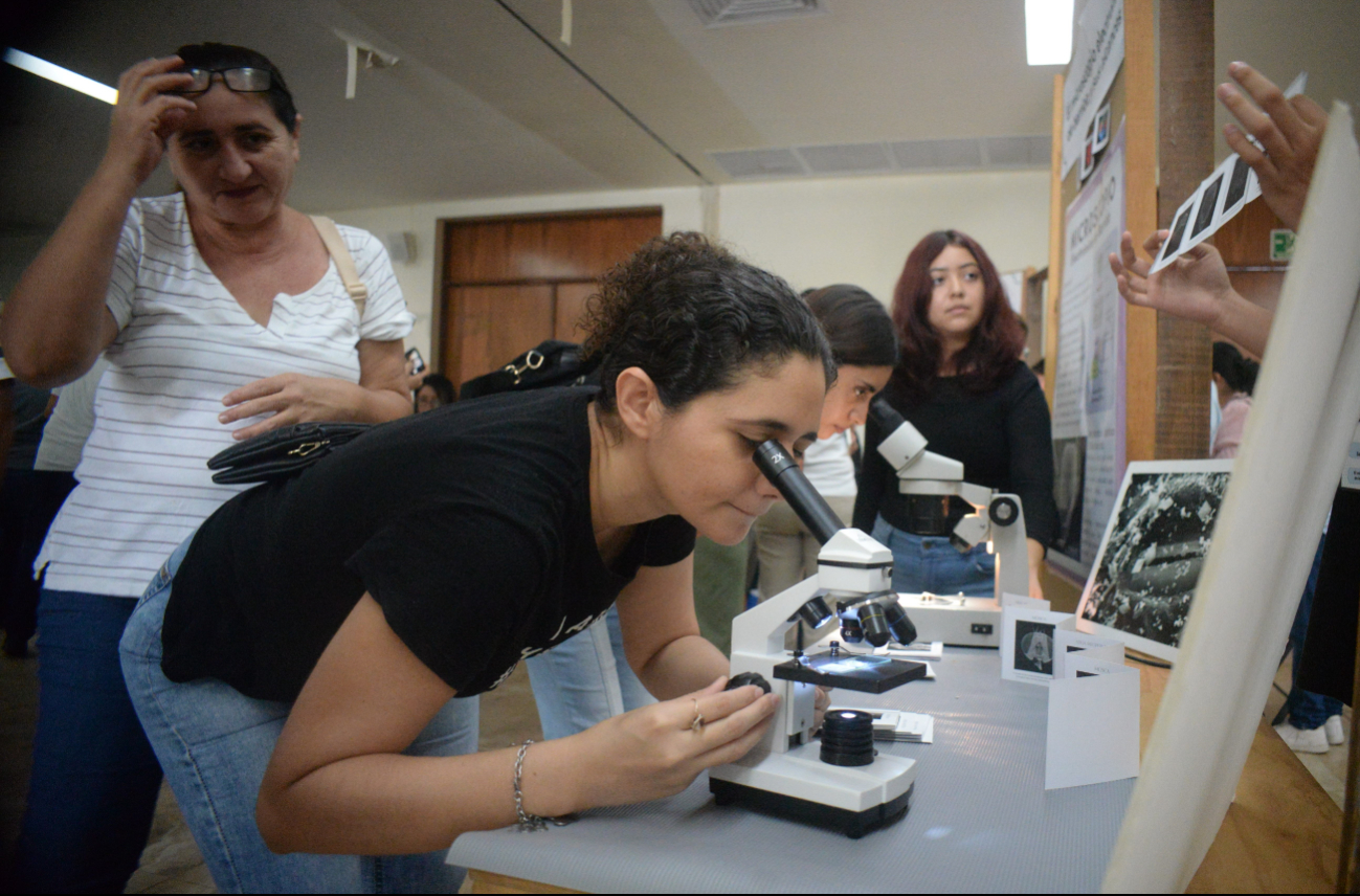 En promedio, una mujer necesita estudiar seis años más que los hombres