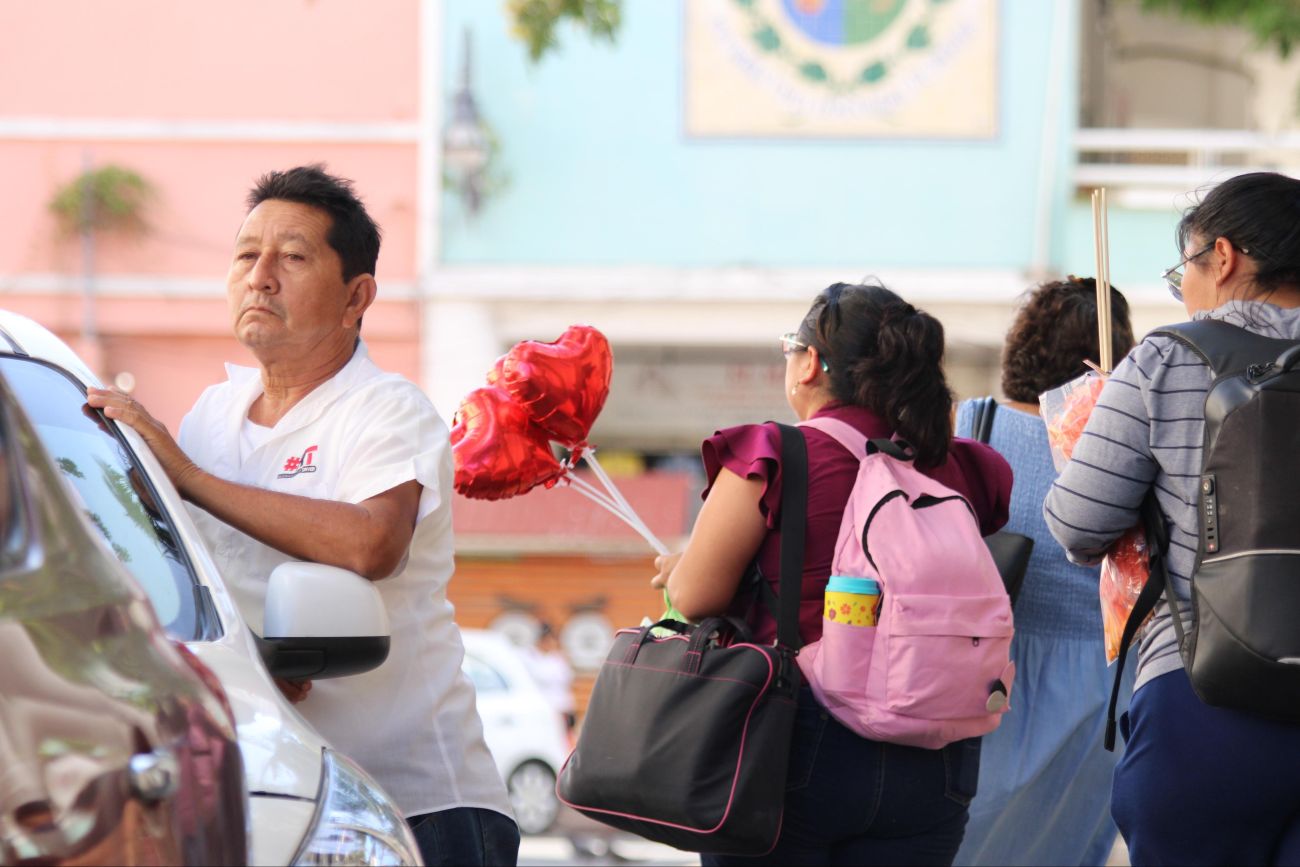 Las calles del centro de Mérida se pintan de rojo