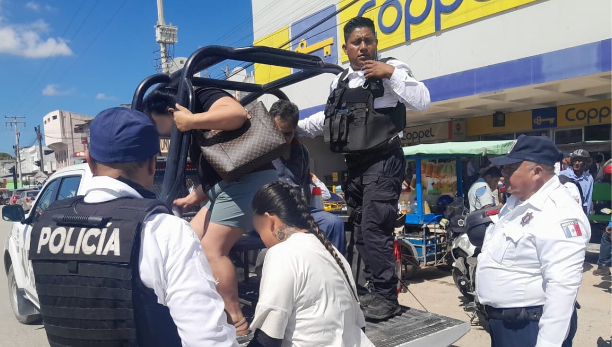 Las dos mujeres y un hombre fueron detenidos al intentar robar productos de una tienda departamental en Escárcega