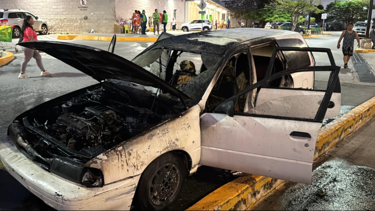 Los ocupantes lograron salir ilesos y fueron asistidos por bomberos y policías