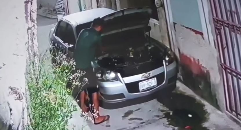 Graban a hombre robando batería de un coche en Campeche