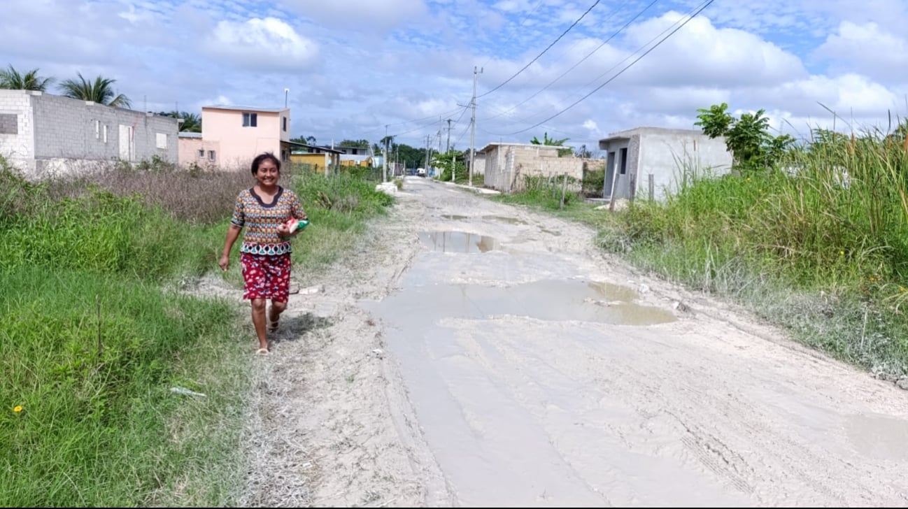 Todo el tiempo el camino permanece enlodado, haciendo difícil el paso de los habitantes del sector