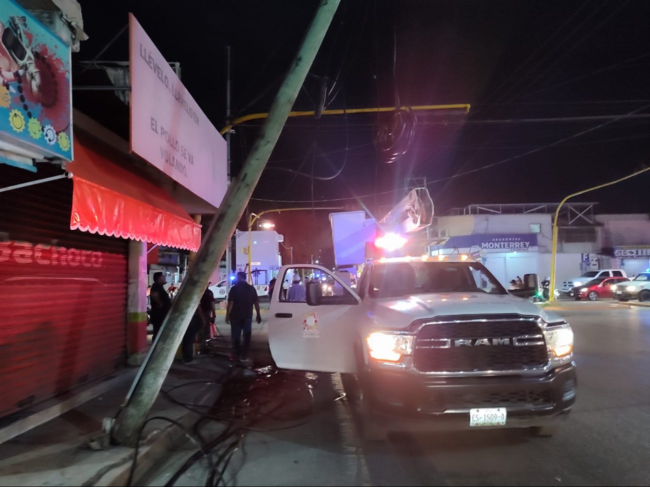 Trailero causa daños materiales tras derribar postes y huir en Campeche