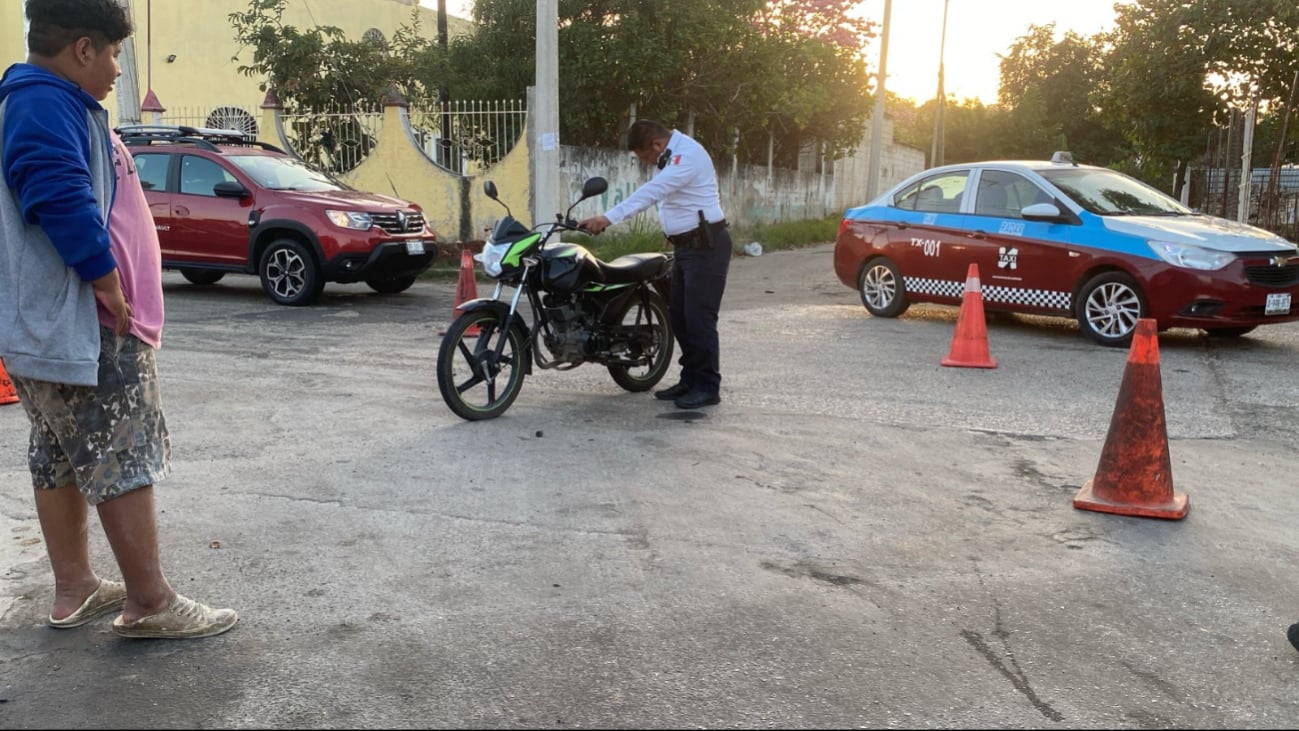 Un motociclista resultó con heridas tras ser impactado por un auto cuya guiadora no respetó su alto