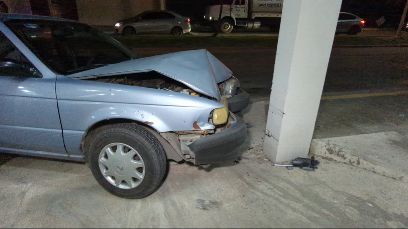 Mujer estrella su auto contra fachada de un predio en Ciudad del Carmen