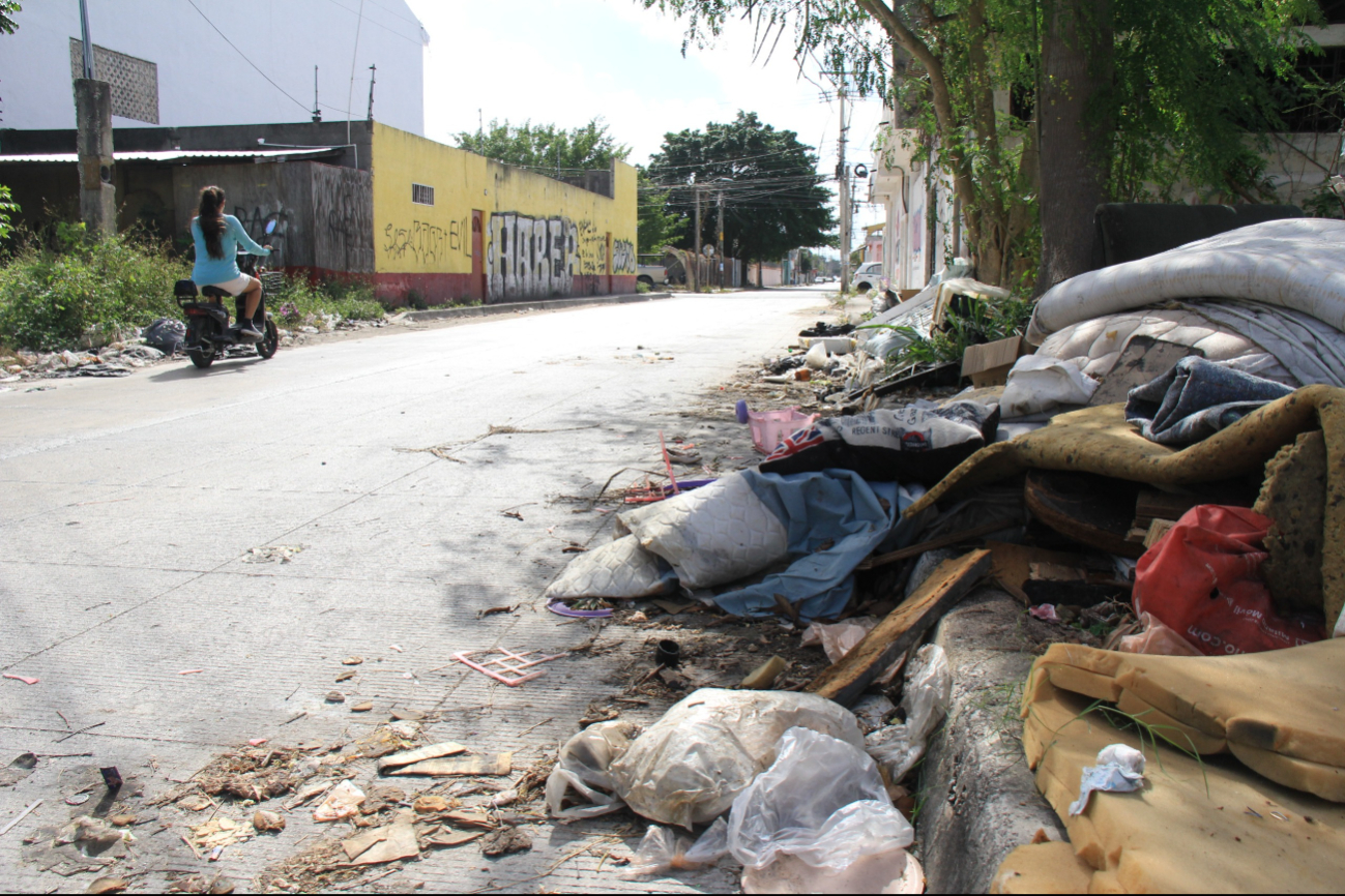 Aunque hay vecinos que ensucian, personas que van de paso aprovechan para tirar sus deshechos