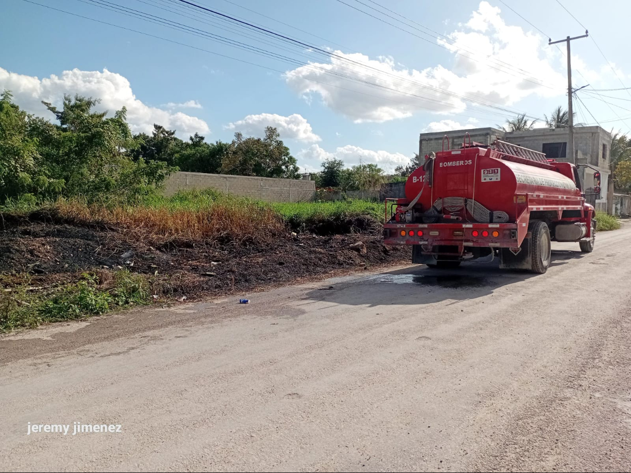 Bomberos controlan incendio cerca de una gasera.