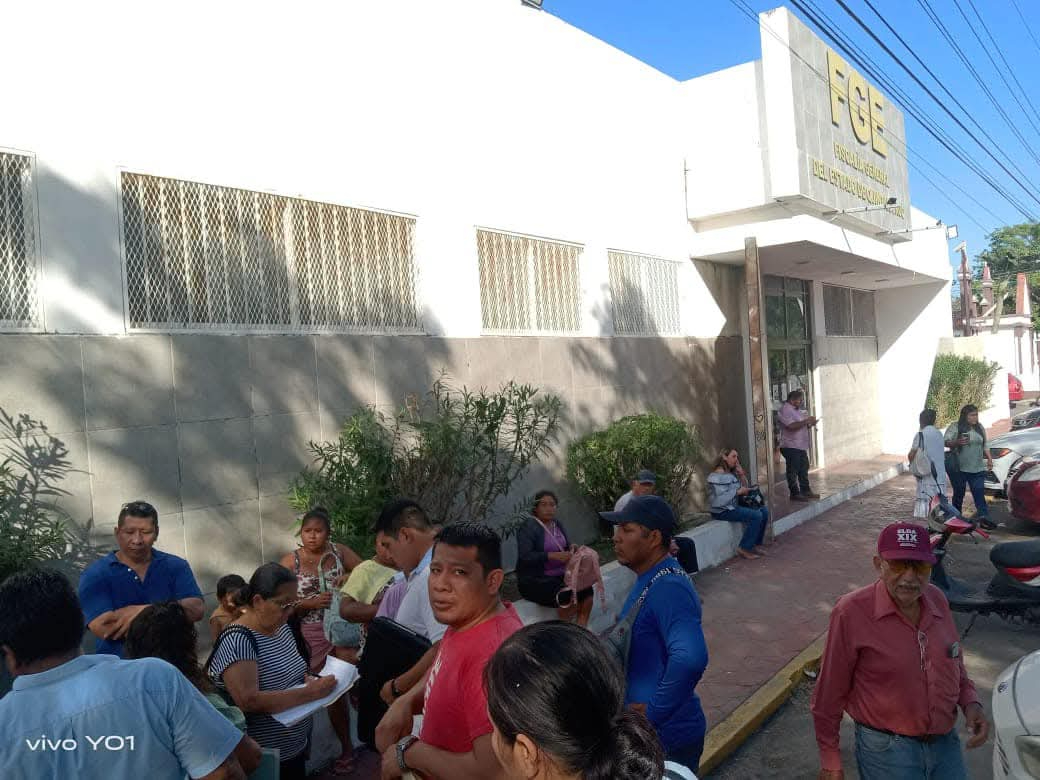 Diversas familias acudieron a la Fiscalía para denunciar el caso.