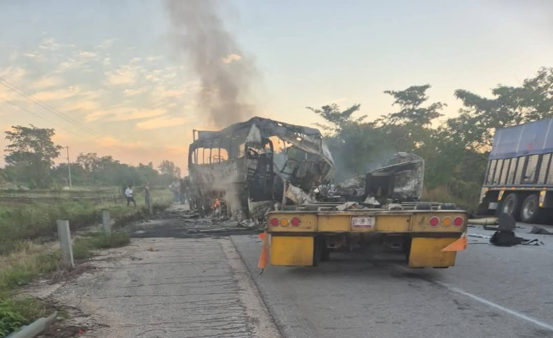 El chofer del tráiler podría haber invadido el carril contrario, pero las causas del accidente aún se investigan