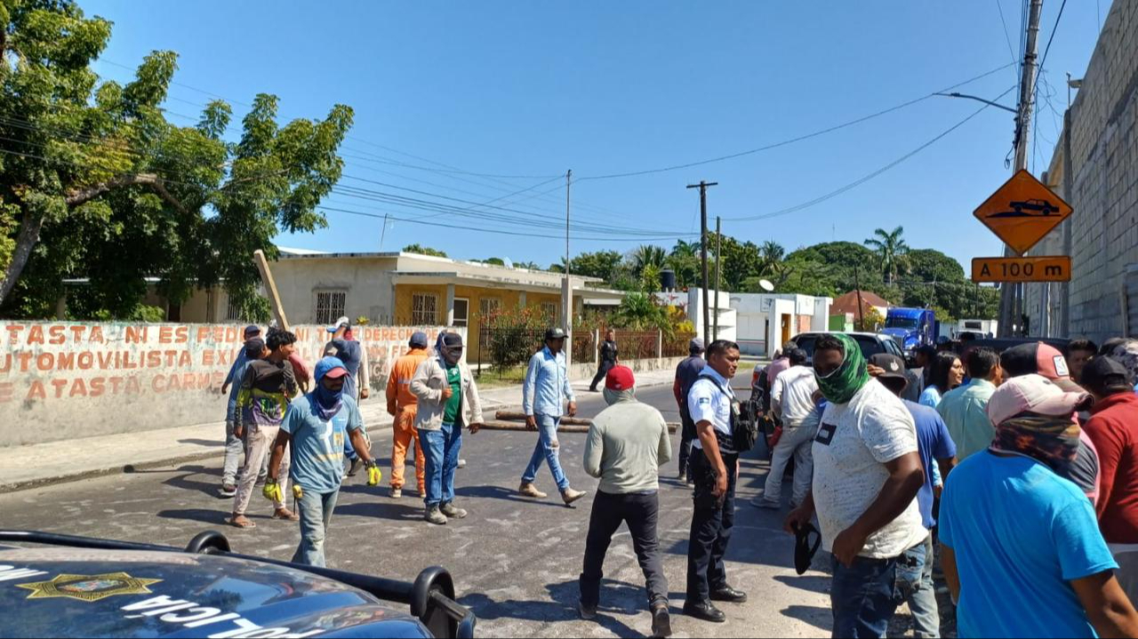 El propietario identificado como “César” ordenó a albañiles bloquear la carretera en protesta