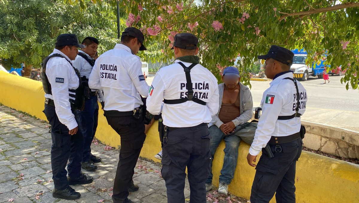 El sujeto entregó la botella de licor y fue retenido por los uniformados