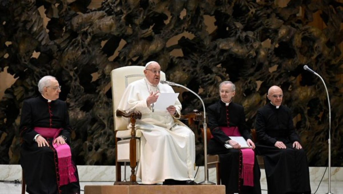 Papa Francisco interrumpe audiencia general por continuar con problemas respiratorios