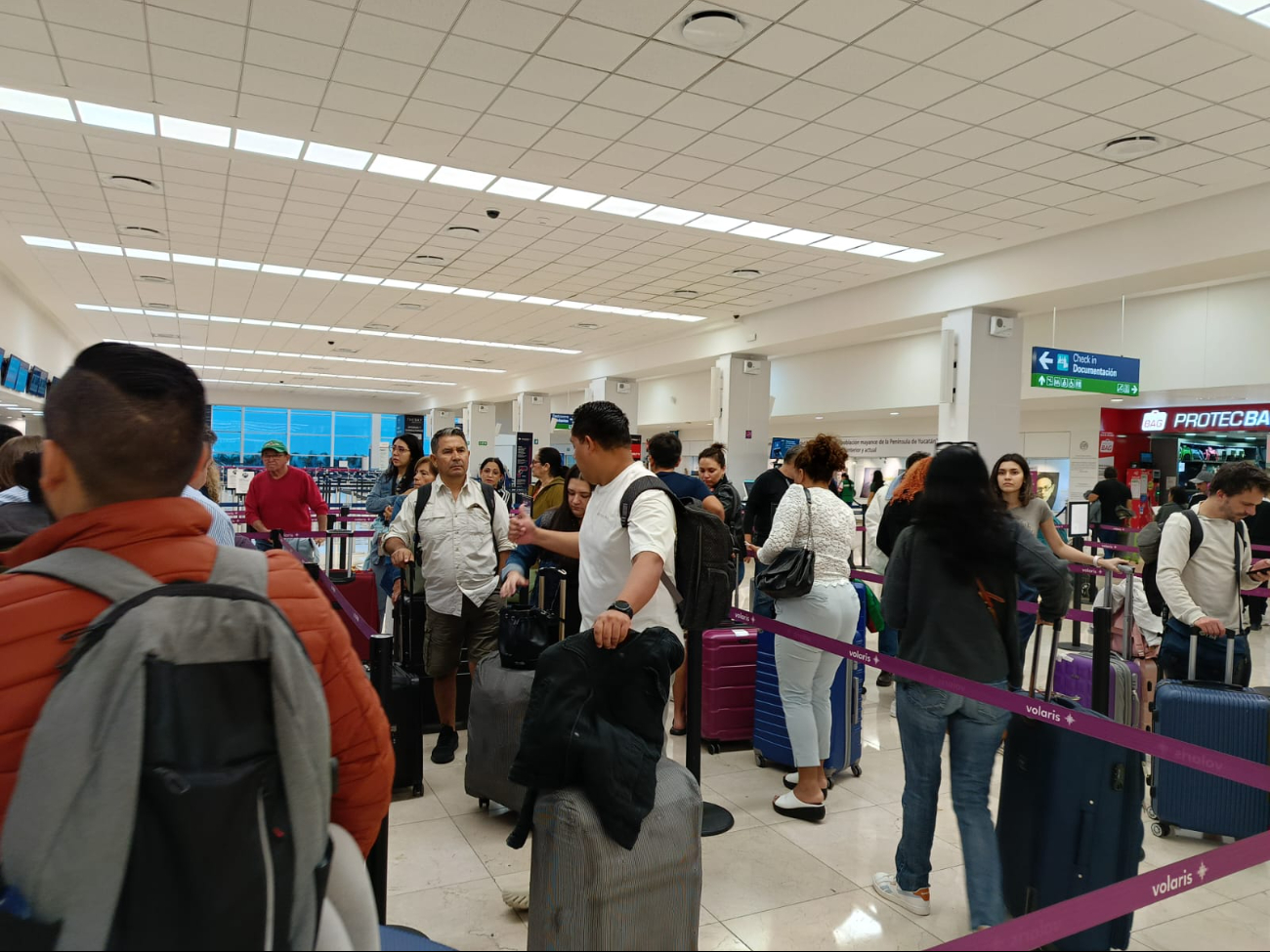 Los mostradores del aeropuerto de Mérida lucieron abarrotados